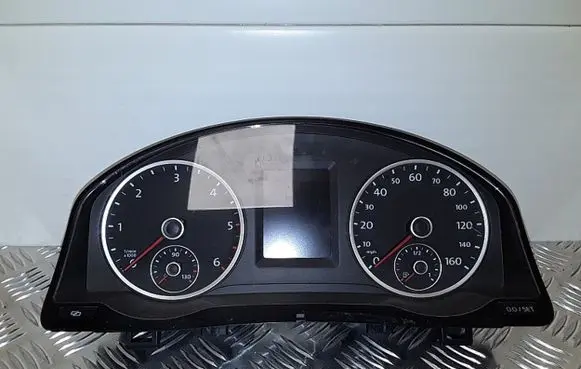 Volkswagen Tiguan Speedometer (instrument cluster) 5N0920982D