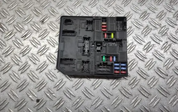 Nissan Qashqai Fuse module 284B74BA0A 2080060119 521501F08