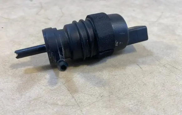 Mercedes-Benz G W461 W463 1st Gen Windscreen/windshield washer pump A2108690821