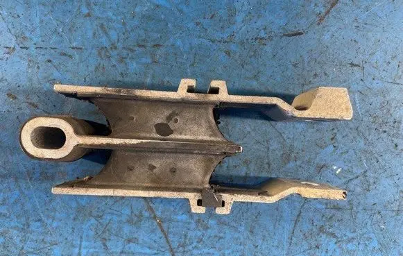 Volvo XC70 Engine mount bracket 31401239