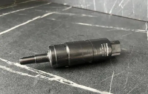 KIA Ceed Headlight washer pump 3192996