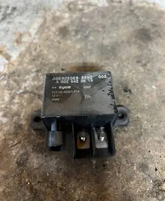 Mercedes-Benz E W211 Charging relay A0025423819 V23132A2001X14