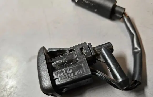 BMW X3 E83 Windshield washer spray nozzle 7110851 61667110851