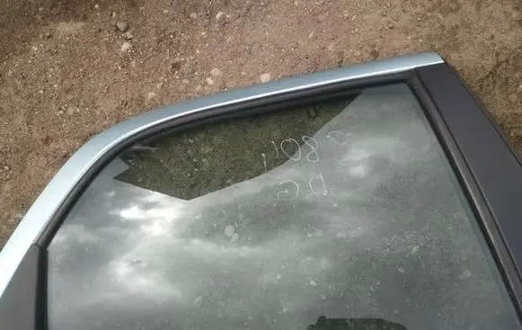 Suzuki SX4 Rear door window glass as2