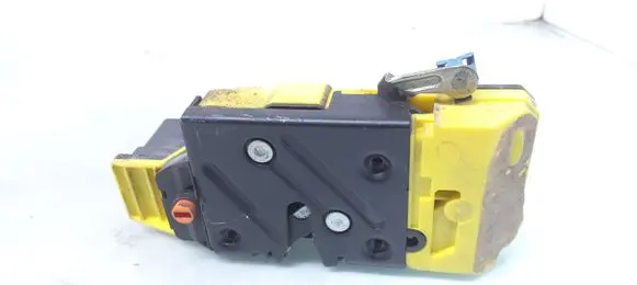 Volvo V70 Rear door lock 8650553