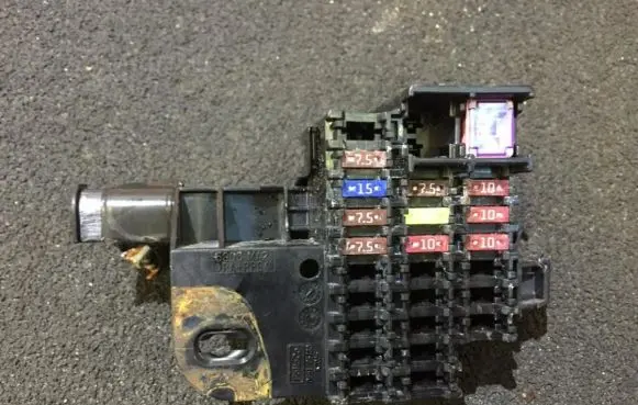 Mazda 2 Fuse box set d65166730