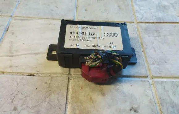 Audi A6 S6 C5 4B Alarm control unit/module 4B0951173
