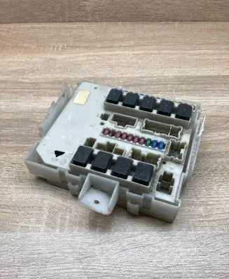 Renault Laguna I Fuse module 71401795 284B678002
