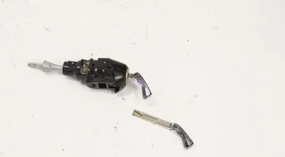 Volkswagen Golf VIII Front door lock (next to the handle) 5783789