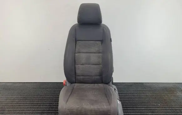 Volkswagen Touran I Front driver seat