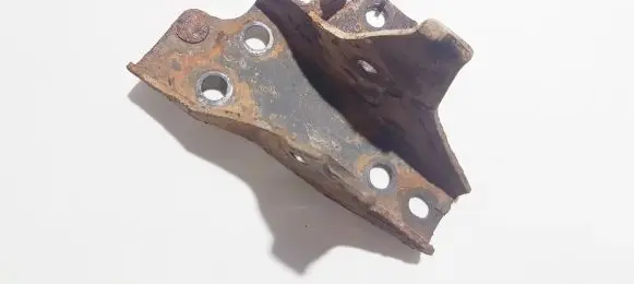 Nissan Almera Tino Engine mounting bracket