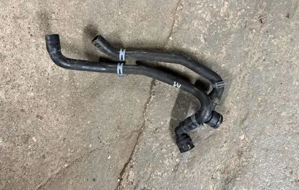 Engine coolant pipe/hose