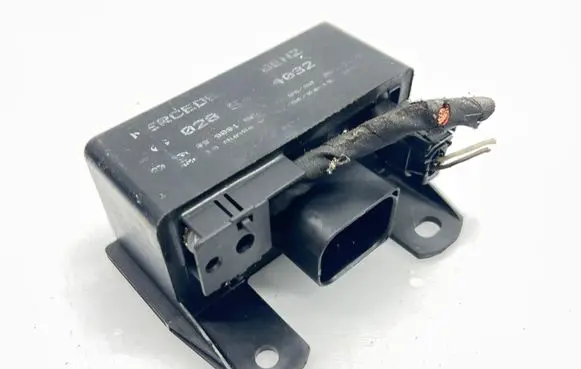Mercedes-Benz E W211 Glow plug pre-heat relay 0285454032