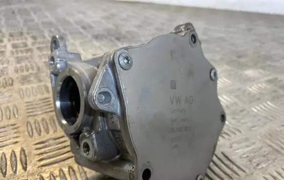 Audi A4 S4 B8 8K Vacuum pump 06J145100C 040511 06983