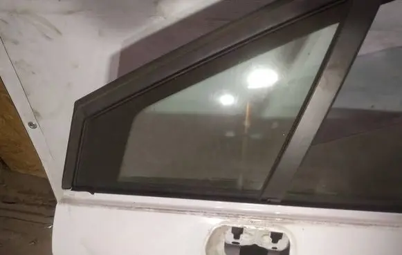 Citroen C4 I Front door vent window glass four-door AS2