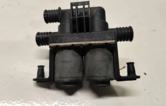 BMW X5 E53 Coolant heater control valve 1147412137 8374995