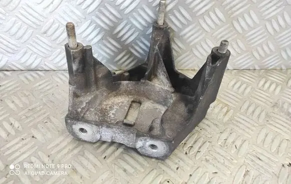 Engine mounting bracket