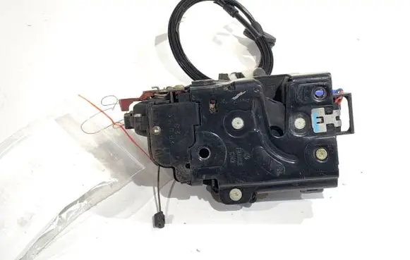 Volkswagen Golf V Rear door lock 7L0839015