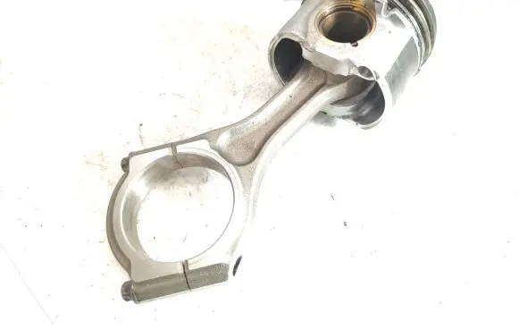 Subaru Outback Piston with connecting rod