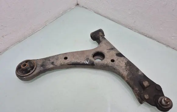 Toyota Avensis T250 Front lower control arm/wishbone 