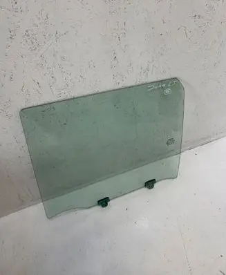 Nissan Juke I F15 Rear door window glass