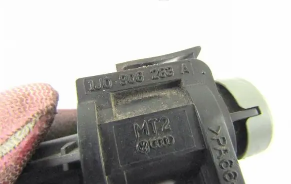 Volkswagen PASSAT B5.5 Vacuum valve 1J0906283A
