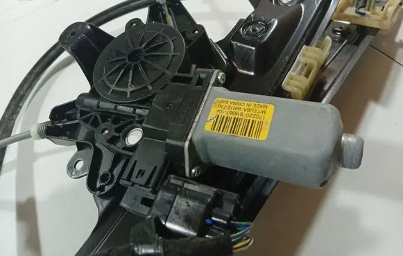 Ford C-MAX II Front door window regulator motor 170220918957104