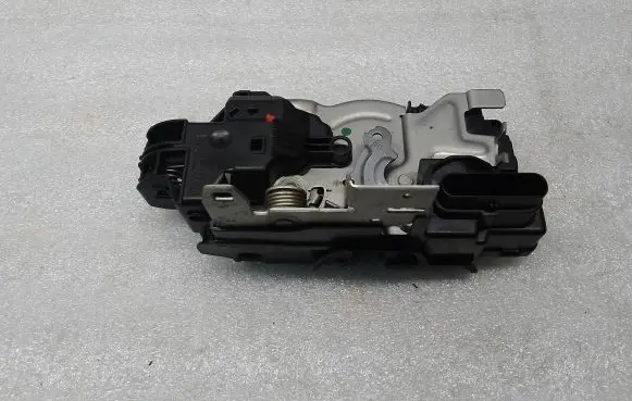 Volvo XC60 Front door lock 31463456 C73367101
