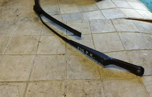 Volkswagen PASSAT B5 Windshield/front glass wiper blade 3B1955409