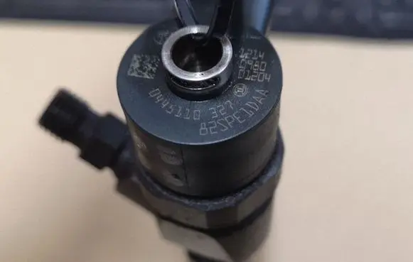 Opel Insignia A Fuel injector 0445110327