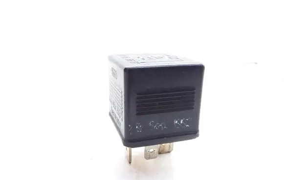 Audi 100 S4 C4 Hazard warning light relay 899556 443951253S
