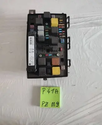 Opel Astra H Fuse module 13206748