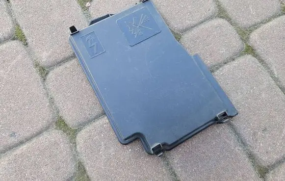 Opel Vivaro Fuse box cover 243121532R 93452998