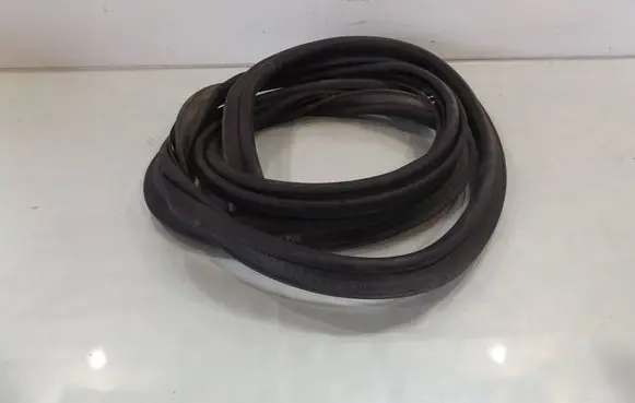 Renault Modus Rubber seal tailgate window/glass 