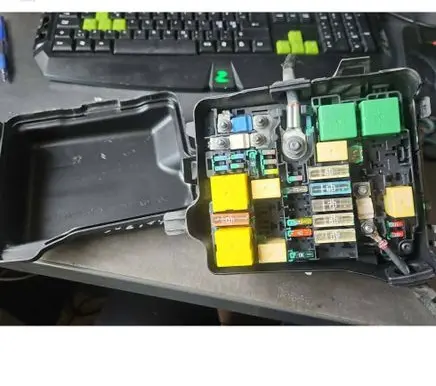 Peugeot 208 I Fuse box set 9671924480 42375702 2E350552