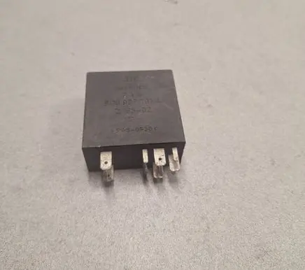 Volkswagen PASSAT B5.5 Other relay 8D0907701A D15502