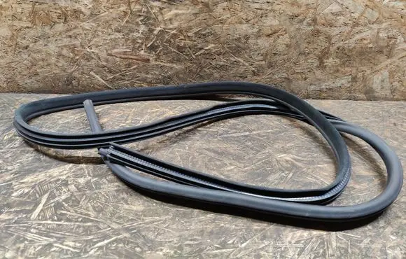 Maserati Quattroporte Front door rubber seal