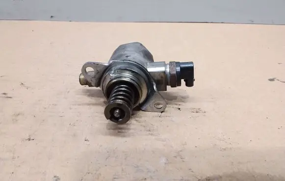 Audi A4 S4 B8 8K Fuel injection high pressure pump 06J127025D