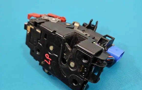 Volkswagen Golf V Front door lock 3D1837015 IMPRK1543758
