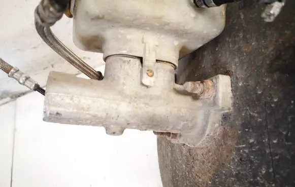 Volkswagen Golf IV Master brake cylinder 21027099