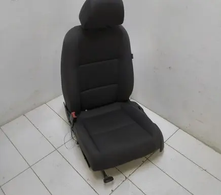 Volkswagen Touran I Front driver seat 