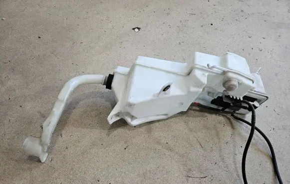 Volvo S90, V90 Windshield washer fluid reservoir/tank 31662428