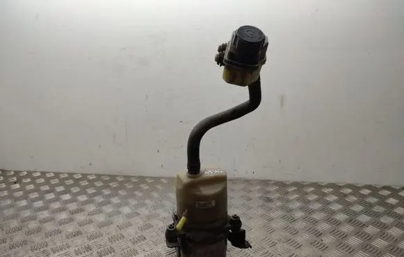 Volvo V50 Power steering pump 30748170
