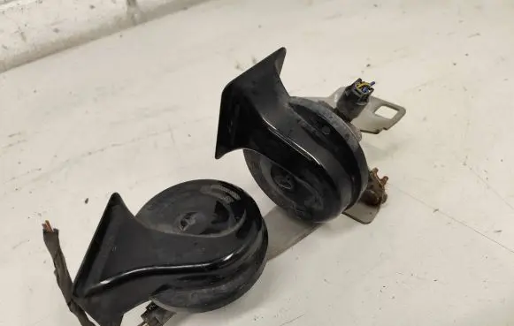 BMW 5 E60 E61 Horn signal 0092018 LH21394
