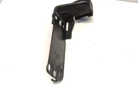 BMW 3 E90 E91 Radiator mount bracket 7117811 51647117811 23781010