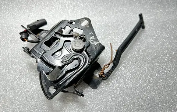 Volkswagen PASSAT B5.5 Engine bonnet (hood) release handle 3B0823593D