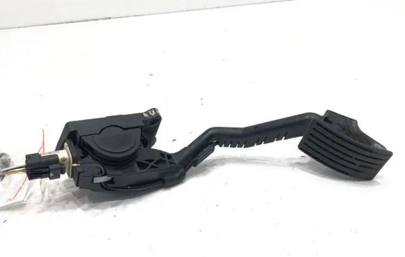 Accelerator throttle pedal