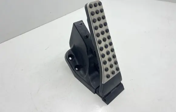Mercedes-Benz C W205 Accelerator throttle pedal A2053000104 0224 070120