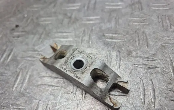 Skoda Octavia Mk2 (1Z) Fuel Injector clamp holder 03L216