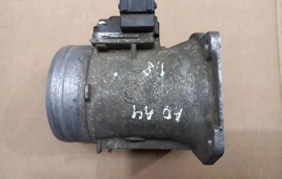 Audi A4 S4 B5 8D Mass air flow meter 037906461B AFH6010A T23695